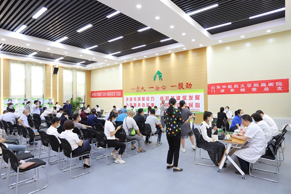 黨建引領(lǐng)聚合力，結(jié)對共建促發(fā)展  為民服務(wù)辦實(shí)事，惠民義診暖民心——山東中醫(yī)藥大學(xué)附屬醫(yī)院門診管理服務(wù)黨支部和管理公司機(jī)關(guān)黨支部舉行黨建共建協(xié)議簽約儀式