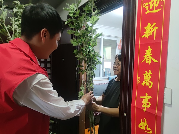 艾葉飄香 濃情端午，三箭物業(yè)開展送艾草活動